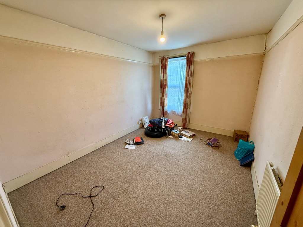 Lot: 30 - MIXED-USE DOUBLE-FRONTED BUILDING - 10 Grange Road - bedroom two